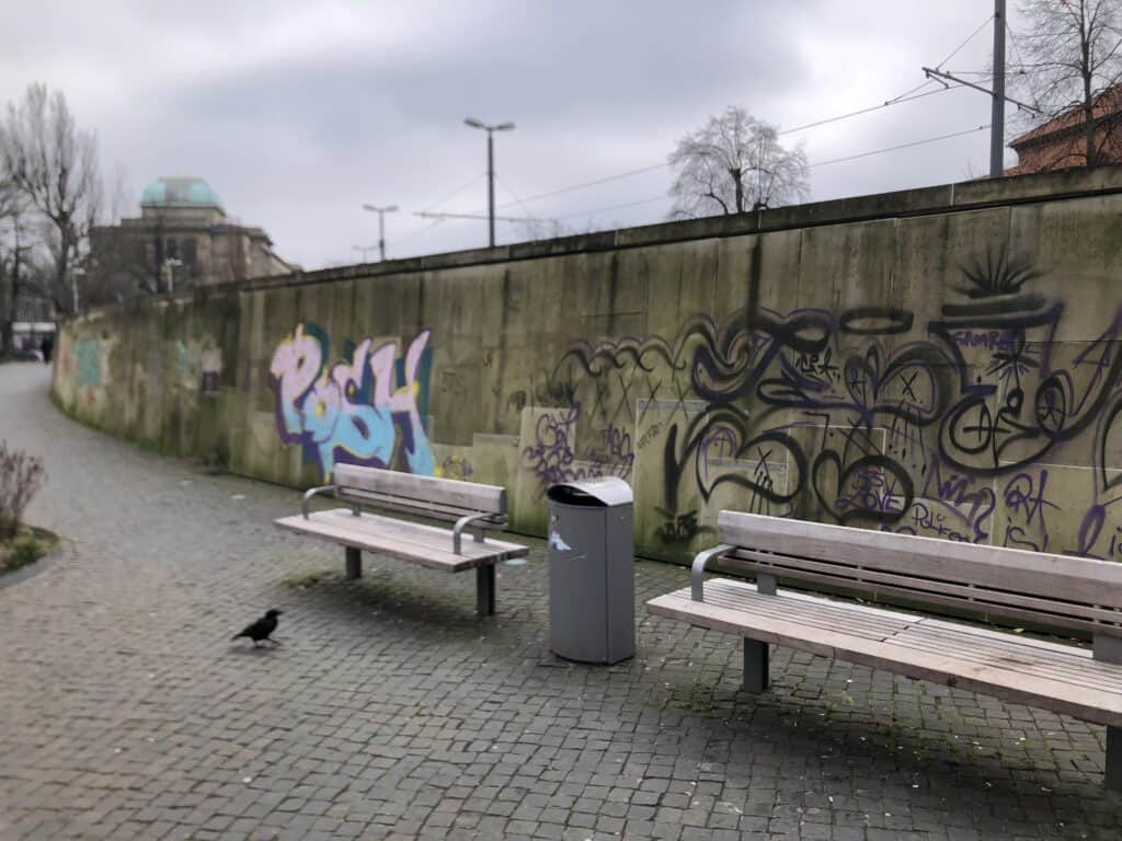 Muss die Wasser­mauer am Schloss weg, um Graffiti zu verhin­dern?