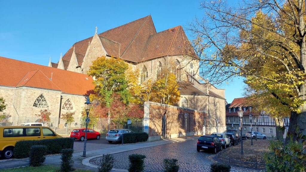 Auch ohne Turm mächtig und dominant