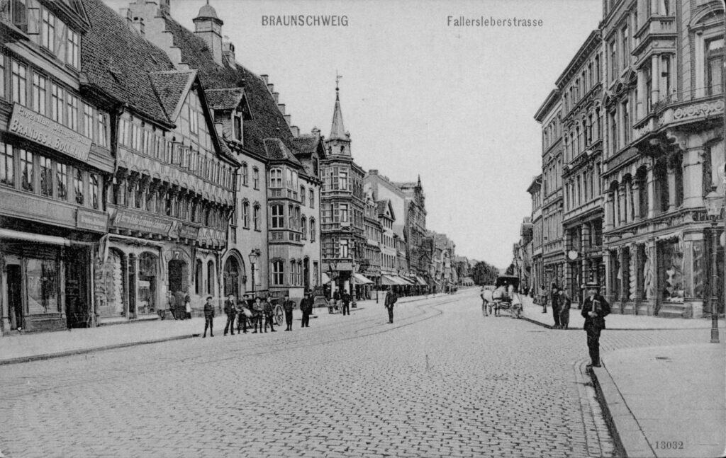Seit 850 Jahren schnur­ge­rade: die Fallers­le­ber­straße