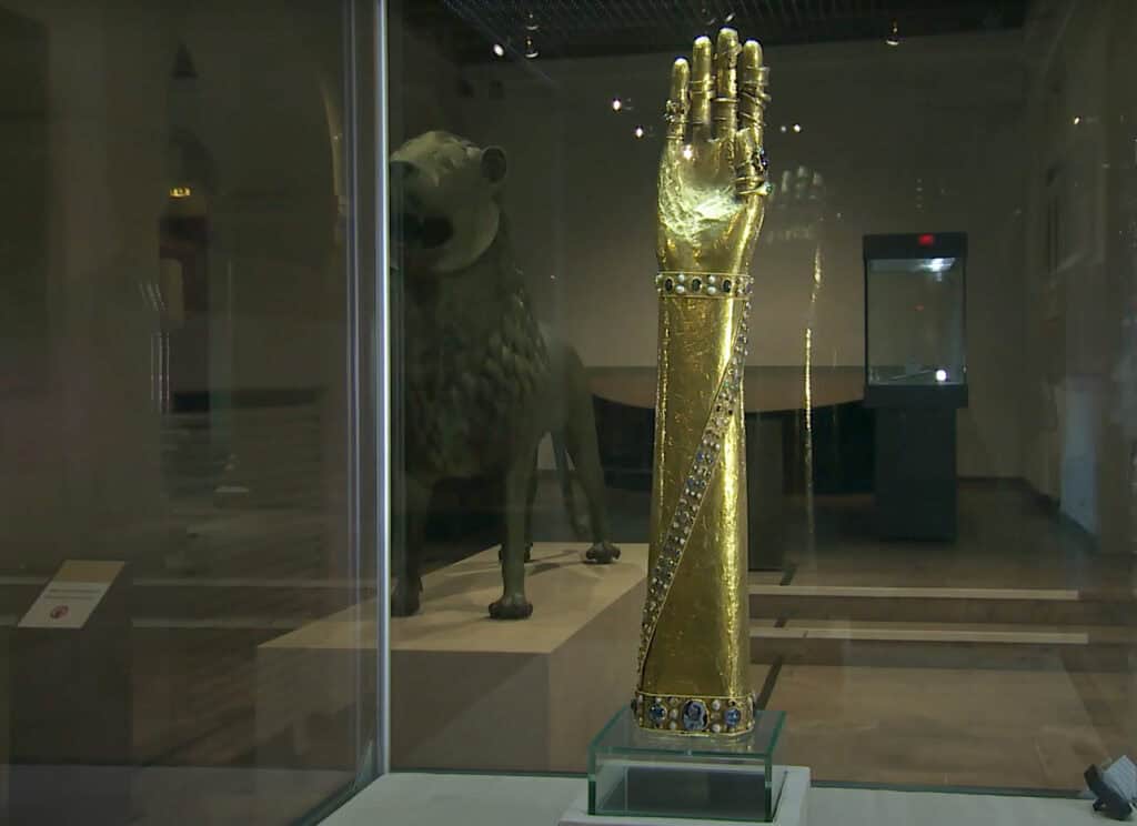 Von Gigan­ten­ske­letten und einem Arm aus Gold