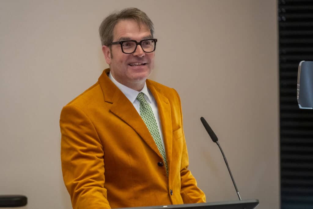 Zwischen Histo­ri­en­film und Gegen­warts­kritik