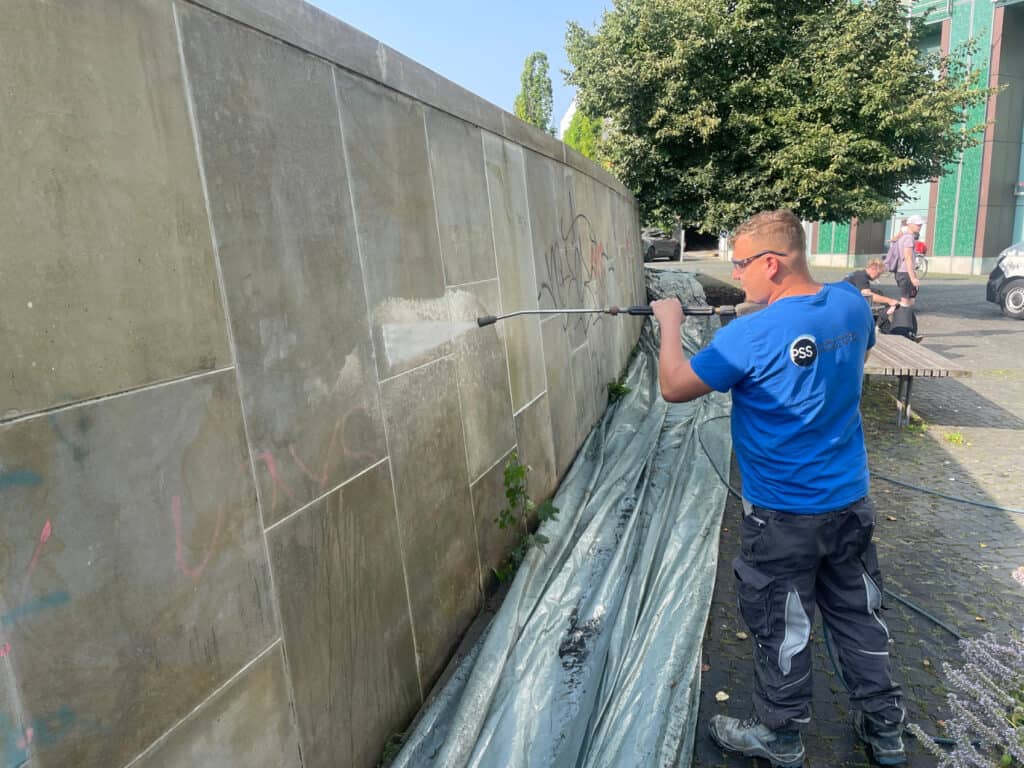 Die Wasser­mauer wird endlich wieder sauber