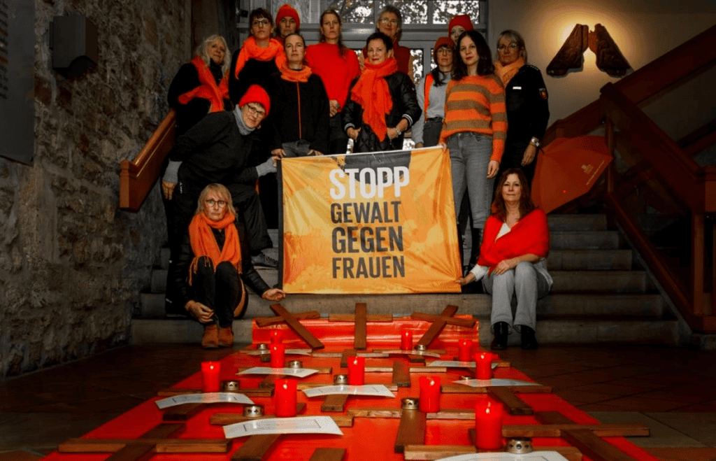 155 Holzkreuze auf dem Schloss­platz für 155 getötete Frauen