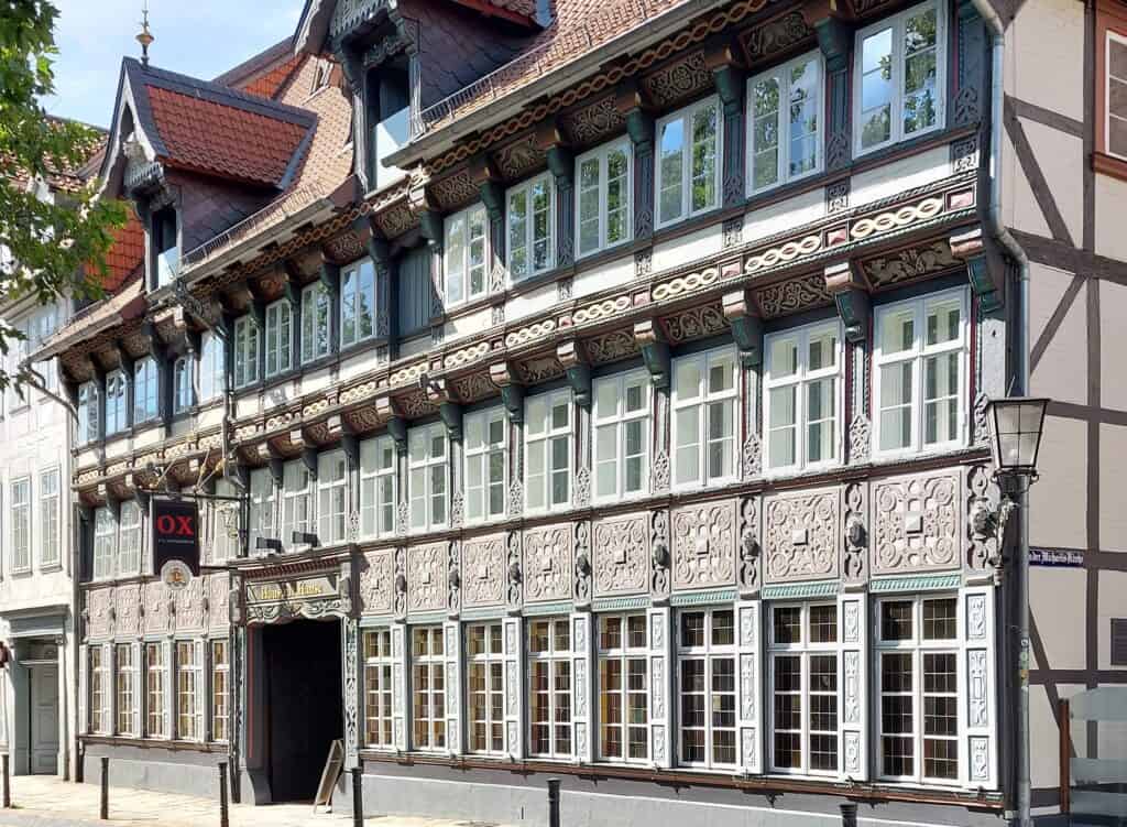 700 Jahre Bauge­schichte auf 230 Seiten