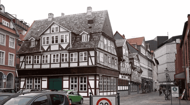 Blick auf Ackerhof 2 und in die Lange­damm­straße