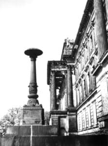 Blick an der gut erhaltenen Westseite der Schlossruine entlang nach Norden, 1959. Foto: Team Der Löwe
