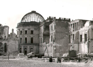 Gut voran schreitender Abbruch des Schlosses im Frühjahr 1960: der Nordflügel ist weg. Foto: Team Der Löwe
