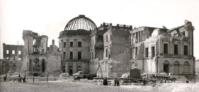 Zum Schlossabbruch: Das historische Schloss im Mittelpunkt der Stadt Gut voran schreitender Abbruch des Schlosses im Frühjahr 1960: der Nordflügel ist weg. Foto: Team Der Löwe