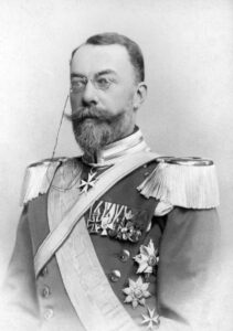 Sehr zufrieden mit seinem Fahrer: Fürst Christian Kraft, Prinz zu Hohenlohe-Oehringen. Foto: Wikimedia Commons