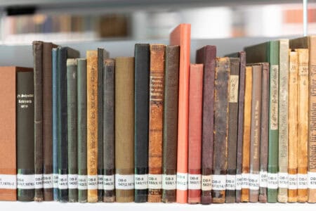 Historische Schulbücher werden digitalisiert und der Öffentlichkeit zugänglich gemacht. Der Neubau der Forschungsbibliothek bietet viel Platz für die wachsenden Bestände. Foto: Christian Bierwagen