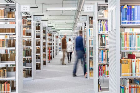 Der Neubau der Forschungsbibliothek bietet viel Platz für die wachsenden Bestände. Foto: Christian Bierwagen