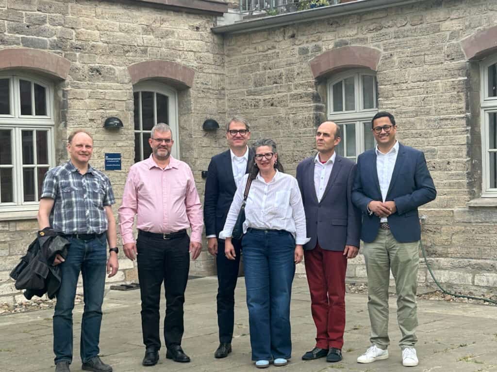 Hand in Hand für Braunschweig - v. l n. r.: Sven Storbeck, Denkmalpflege Stadt Braunschweig; Carsten Jatzen, Christengemeinschaft; Michael Grisko, Richard Borek Stiftung; Christine Schultz, Die Braunschweigische Stiftung; Pfarrer Jungermann, Christengemeinschaft; Sikhander Shah, Braunschweigische Sparkassenstiftung. Foto: Team Der Löwe