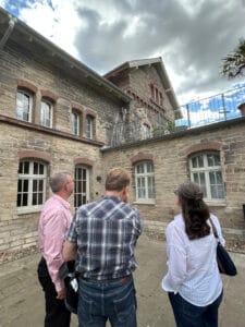 Carsten Jatzen von der Christengemeinschaft berichtet über die Geschichte des Gebäudes. Foto: Team Der Löwe