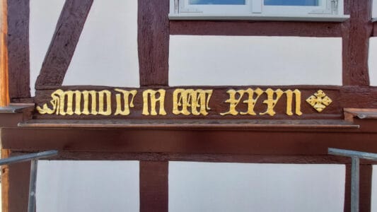Die aufwändig restaurierte Inschrift an der Nordfassade lautet: "ANNO D M CCC XXX II". Foto: Der Löwe