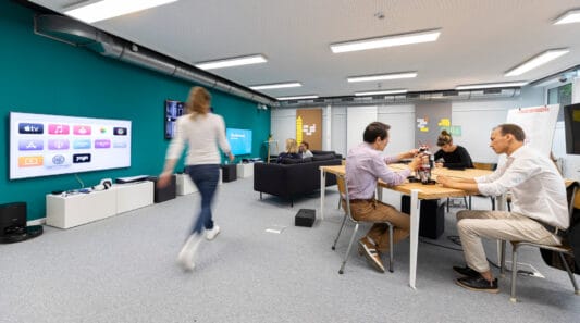 Ein Blick in das Digital Lab: Roboter und Spielekonsolen gehören zur Ausstattung. Foto: Christian Bierwagen