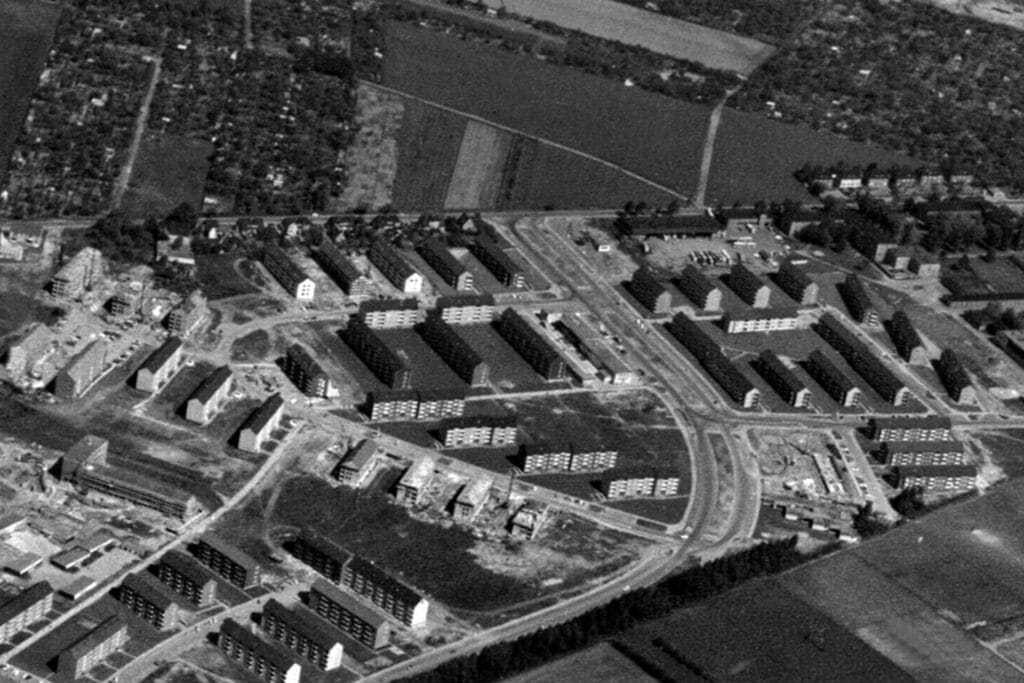 Die Weststadt entsteht: Donaustraße mit KVG-Halle von Süden, 1961. Foto: Hans Steffens
