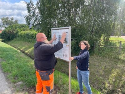 Die Hinweistafel wird montiert. Foto: Der Löwe