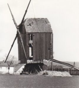Die beschädigte Windmühle Anfang der 1960er Jahre. Foto: Verein zur Erhaltung der Dettumer Windmühle e.V.