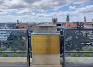 Plattform mit Aussicht: Von der Quadriga bietet sich ein schöner - und ausgeschilderter - Blick auf die Stadt. Foto: Der Löwe