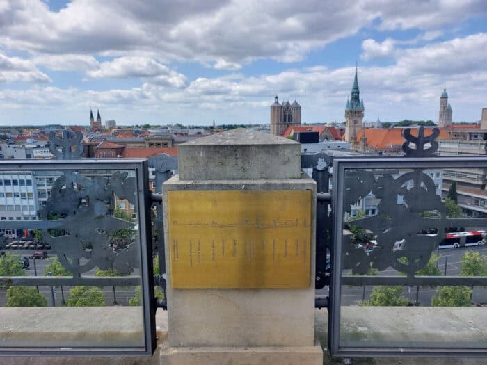 Plattform mit Aussicht: Von der Quadriga bietet sich ein schöner - und ausgeschilderter - Blick auf die Stadt. Foto: Der Löwe