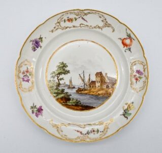 Teller bemalt mit goldumrandeten niederländischen Küstenansichten, Blumenbouquets, Girlanden und Blumen, Holländisches Service, Porzellanmanufaktur Fürstenberg, Fürstenberg, 1773/1774, Museum Wolfenbüttel, Foto: Andreas Greiner-Napp