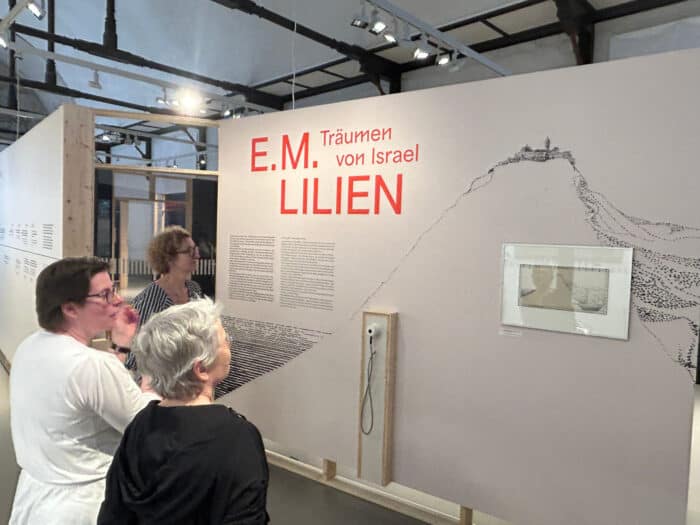 Museumsleiterin Dr. Heike Pöppelmann und Kuratorin Bettina Gierke führen durch die Ausstellung. Foto: Team Der Löwe