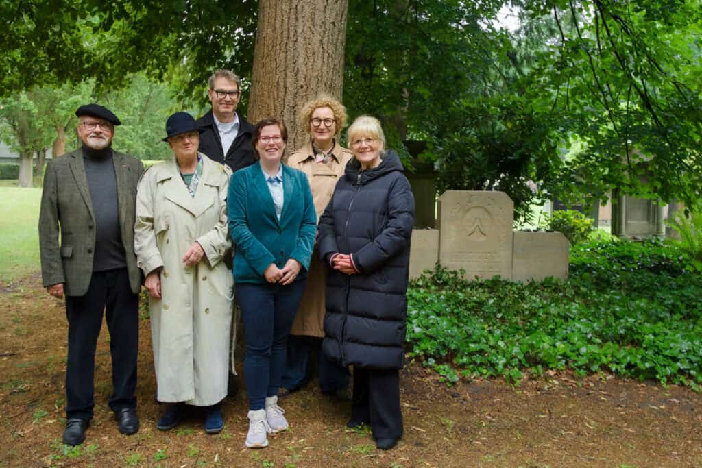 Anlässlich des 100. Todestages von Ephraim Moses Lilien wurde seine Grabstätte gereinigt. V. l. n. r.: der ehemalige Domprediger Joachim Hempel, Vorsitzende der Jüdischen Gemeinde Braunschweig und Ehrenbürgerin Renate Wagner-Redding, Geschäftsführer der Richard Borek Stiftung Prof. Dr. Michael Grisko, Kuratorin Bettina Gierke, Museumsleiterin Dr. Heike Pöppelmann und Kulturdezernentin Prof. Dr. Anja Hesse. Foto: Team Der Löwe