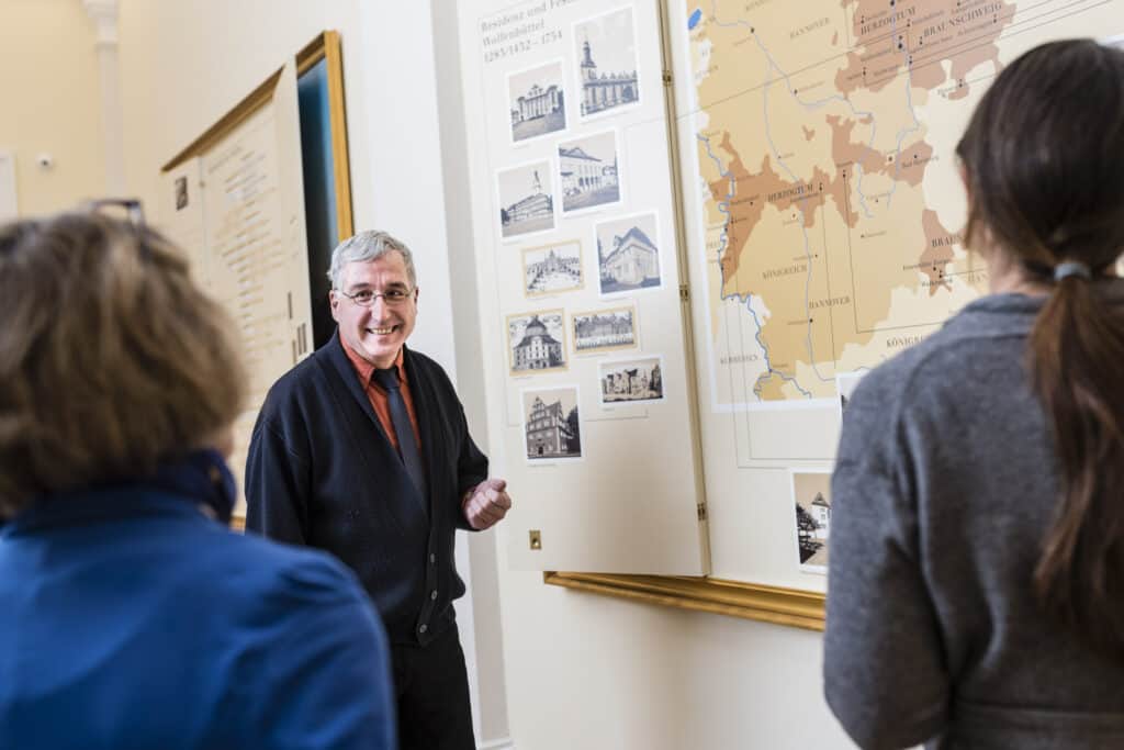 “Residenz­wechsel”: Kurato­ren­füh­rung im Schloss­mu­seum