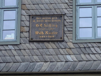 Hinweistafel auf die prominenten Gäste Lessing und Raabe. Foto: Michael Schmidt