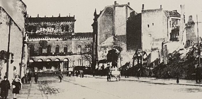 Steinweg mit Blick auf das zerstörte Staatstheater. Foto: aus Broschüre, der Gesellschaft der Staatstheaterfreunde (1998)