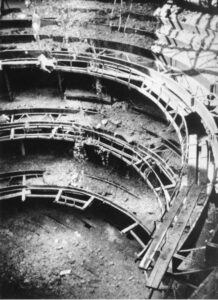 Blick in die zerstörten Zuschauerränge. Foto: Stadtarchiv