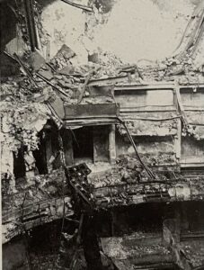 Das Ausmaß der Zerstörung war immens. Hier zu sehen sind die völlig eingestürzten Zuschauerränge. Foto: aus Broschüre der Gesellschaft der Staatstheaterfreunde (1998)