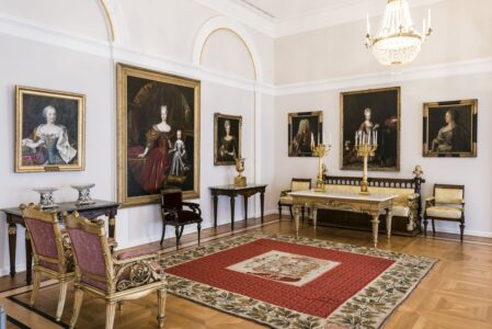 Audienzzimmer Schlossmuseum mit zwei Sesseln mit blassrotem Bezug. Foto: Schlossmuseum/Küstner