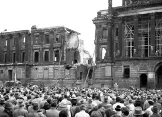 Die Ruine des Braunschweiger Residenzschlosses am Bohlweg nach Nordosten, um 1950.