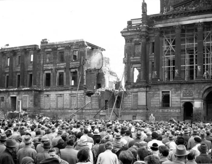 Die Ruine des Braunschweiger Residenzschlosses am Bohlweg nach Nordosten, um 1950.