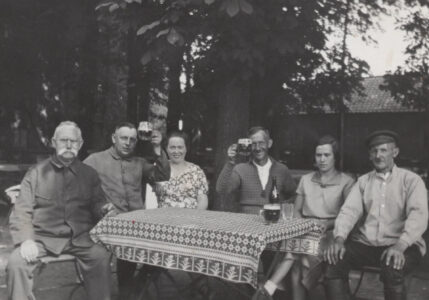 Arbeiter aus der benachbarten Fabrik erfrischen sich im Biergarten. Foto: K. Sölter