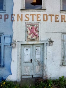 Tür und Wappen aus den 1630er Jahren. Foto: E. Arnhold