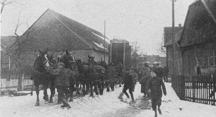 Vorreiter Mascherode unter Strom Attraktion in Mascherode: Ein Pferdefuhrwerk zieht einen Transformator durch den Ort, März 1925. Foto: Archiv Habekost