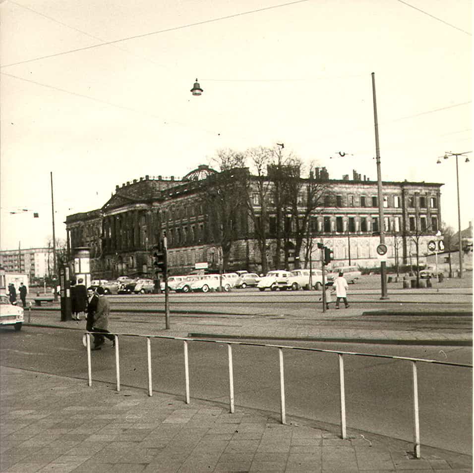 Die Ruine des Braunschweiger Residenzschlosses am Bohlweg nach Nordosten, um 1958.