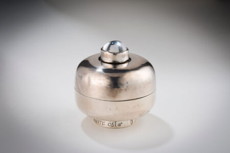Dose aus Silber mit Mondstein, Foto: Städtisches Museum Braunschweig/Dirk Scherer