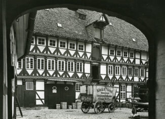 Kolonialwaren wie Kaffee, Tee und Schokolade erfreuten sich in Braunschweig hoher Nachfrage. Über 400 koloniale Groß- und Kleinhandlungen etablierten sich in der Stadt um die Jahrhundertwende (Drogerie und Kolonialwarenhandlung Dr. Heinen & Sander, Sonnenstraße 6 in Braunschweig, ca. 1923/24, Stadtarchiv BS, H XVI: D III).