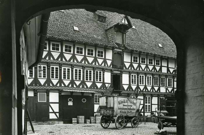 Kolonialwaren wie Kaffee, Tee und Schokolade erfreuten sich in Braunschweig hoher Nachfrage. Über 400 koloniale Groß- und Kleinhandlungen etablierten sich in der Stadt um die Jahrhundertwende (Drogerie und Kolonialwarenhandlung Dr. Heinen & Sander, Sonnenstraße 6 in Braunschweig, ca. 1923/24, Stadtarchiv BS, H XVI: D III).