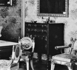 Historisches Braunschweiger Residenzschloss, Ausschnitt des Japanischen Zimmers im nordwestlichen Hauptflügel, um 1913. Auf dem Kabinettschrank eine der beiden Rauchschalen und davor ein typgleicher Aschenbecher in Bootsform.
