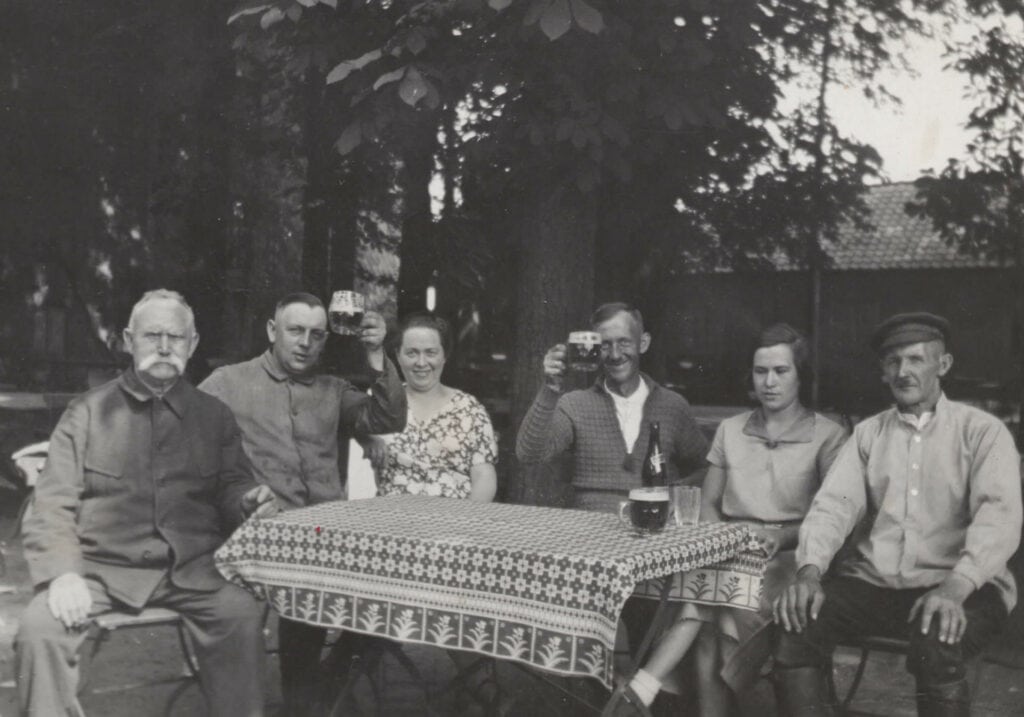 Arbeiter aus der benachbarten Fabrik erfrischen sich im Biergarten. Foto: K. Sölter