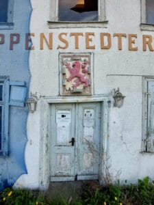 Tür und Wappen aus den 1630er Jahren. Foto: E. Arnhold
