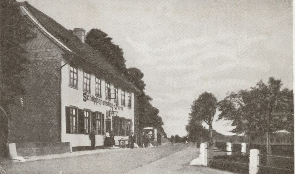 Altes Gasthaus Schöppenstedter Turm, historisches Gebäude an einer ruhigen Straße. Altes Foto auf Postkarte.