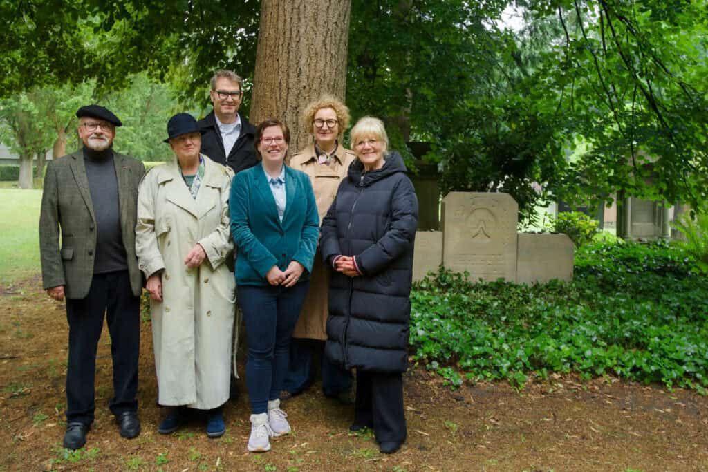 Anlässlich des 100. Todestages von Ephraim Moses Lilien wurde seine Grabstätte gereinigt. V. l. n. r.: der ehemalige Domprediger Joachim Hempel, Vorsitzende der Jüdischen Gemeinde Braunschweig und Ehrenbürgerin Renate Wagner-Redding, Geschäftsführer der Richard Borek Stiftung Prof. Dr. Michael Grisko, Kuratorin Bettina Gierke, Museumsleiterin Dr. Heike Pöppelmann und Kulturdezernentin Prof. Dr. Anja Hesse. Foto: Team Der Löwe