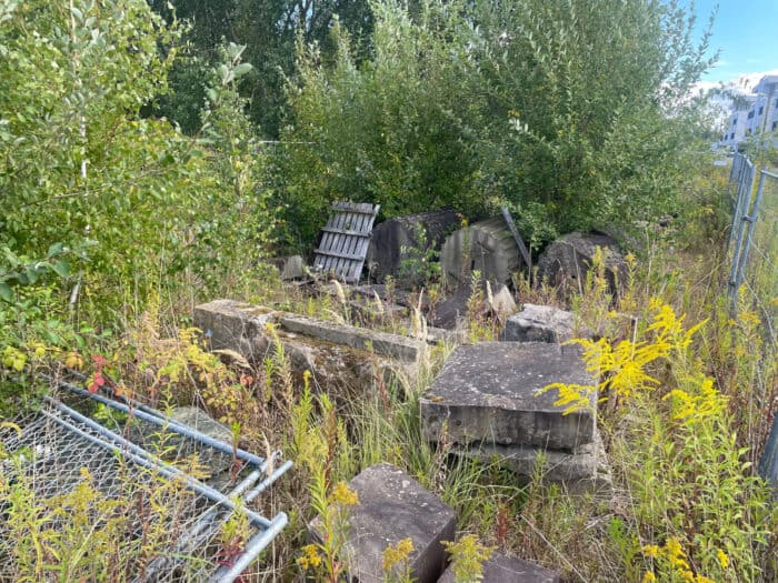 Lieblos beiseitegeschafft: Schlossfragmente in Querum. Foto: Löwe