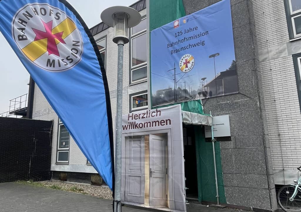 Eingang zur Bahnhofsmission Willy-Brandt-Platz 1. Foto: Bahnhofsmission