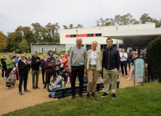 Erika Borek mit Organisator Dietmar Erler (links) und Eintracht-Spieler Lino Tempelmann. Foto: Hospiz Stiftung für Braunschweig